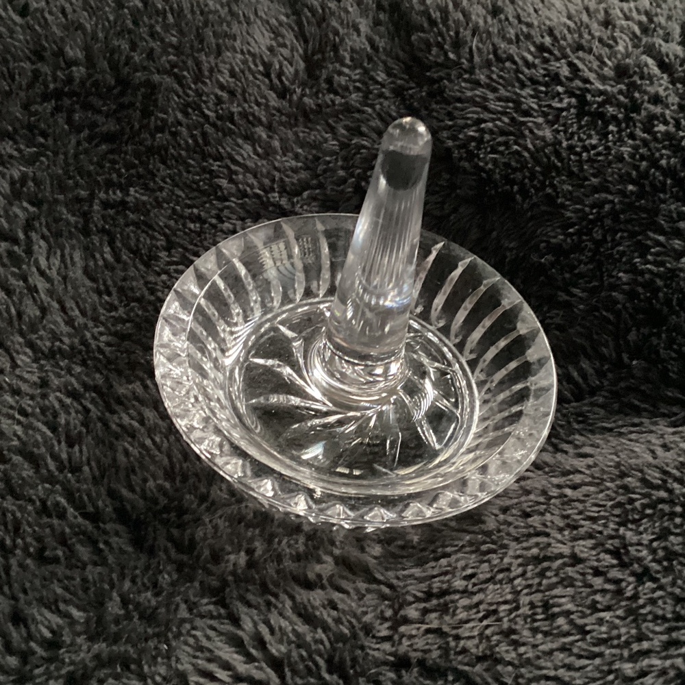 CLEAR CRYSTAL GLASS ROUND BEVELLED RING HOLDER